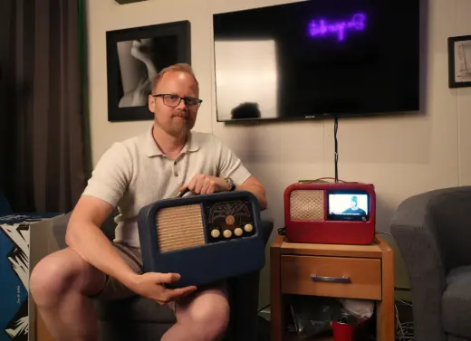 Man holder en gammel kurert radio