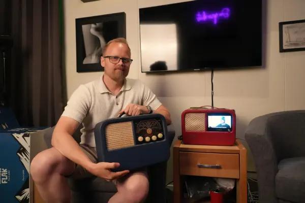 Man holder en gammel kurert radio