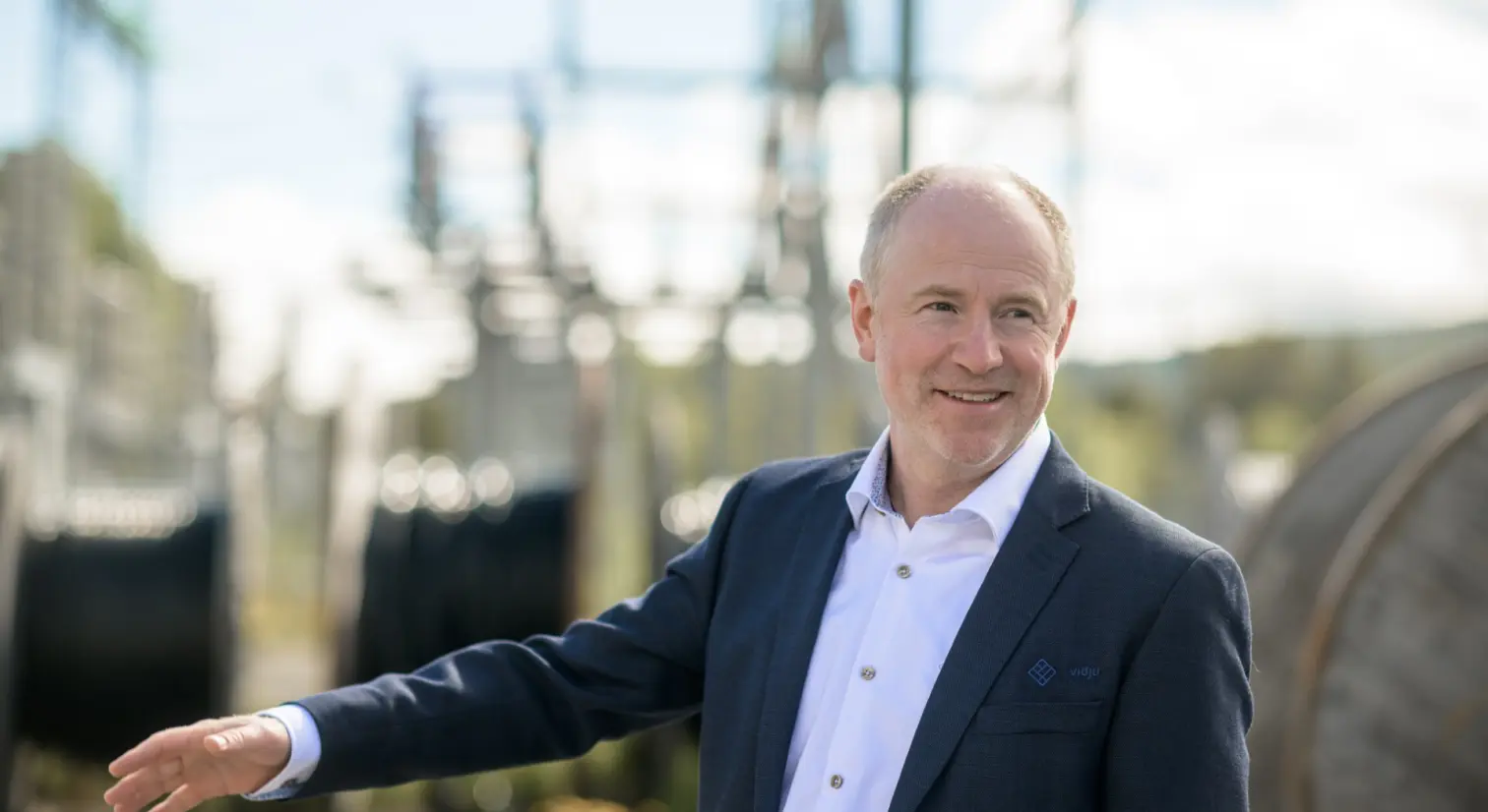 Man ser til venstre og smiler